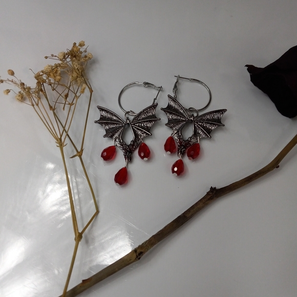 Red bat drop earrings - Picture 6 of 12